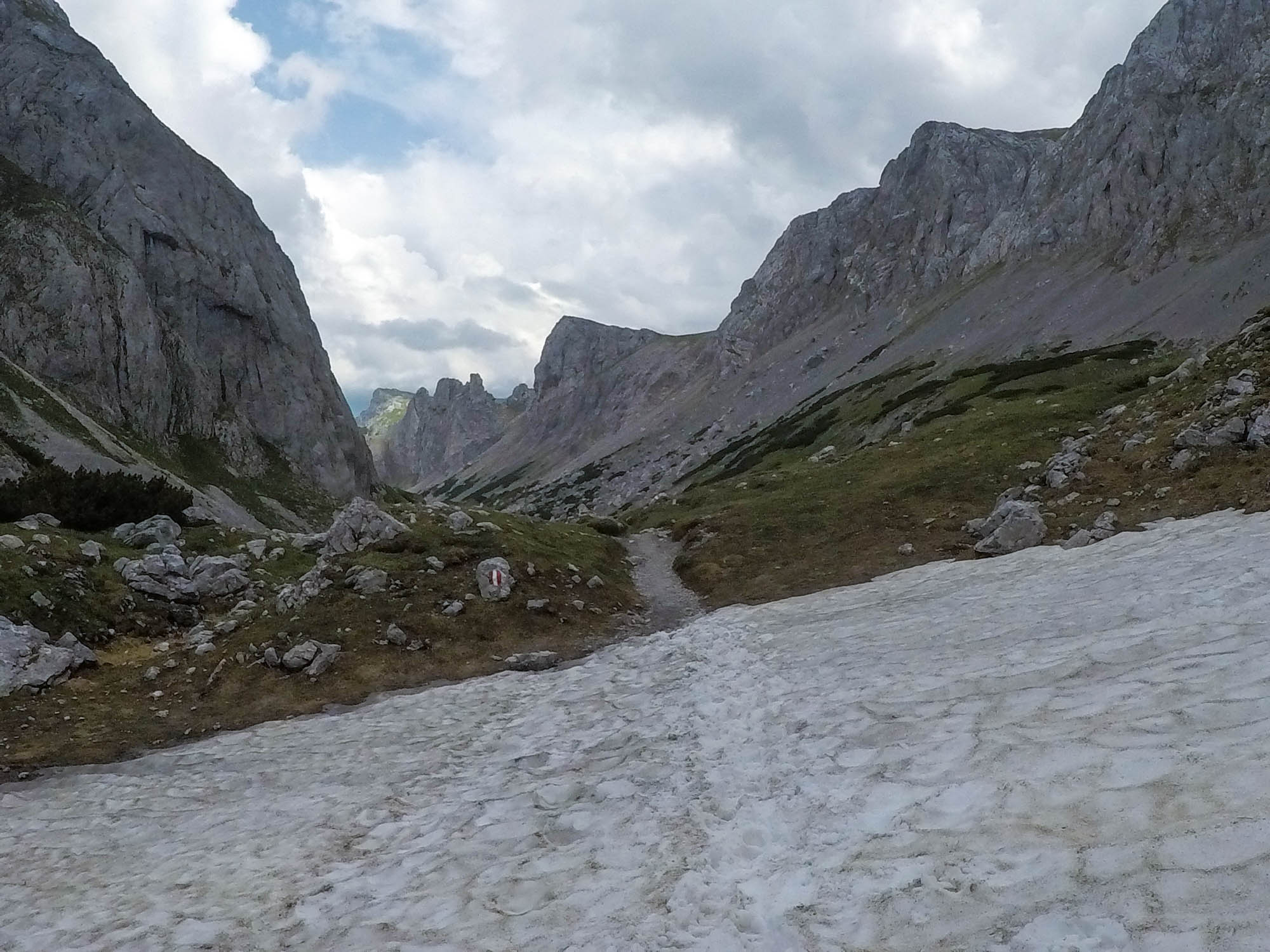 Návrat dole dolinou obklopenou z oboch strán vrcholmi. Na pravej strane Ringmauer, Karlmauer, Edelspitzen