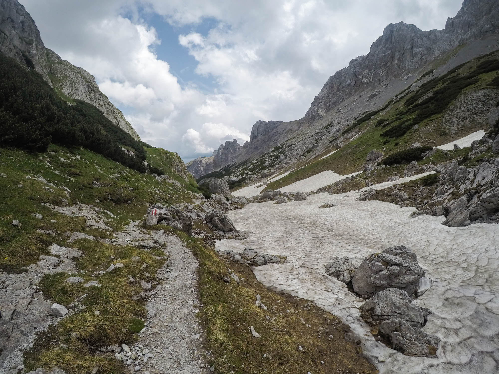 Cesta vedie k chate Voisthaler Hutte
