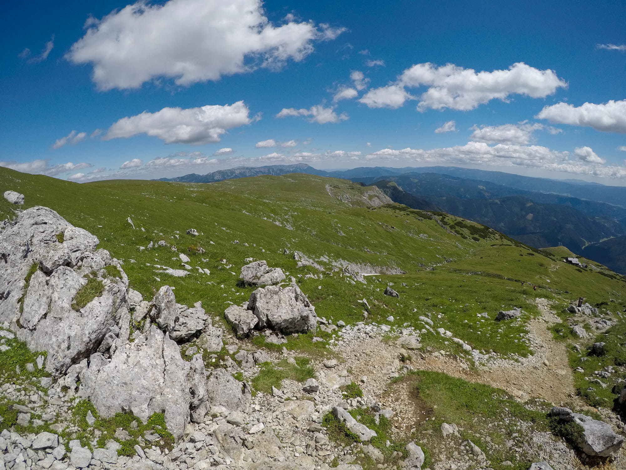 Pohľad z Hohe Veitsch na východ, pohorie Rax a vrch Heukuppe