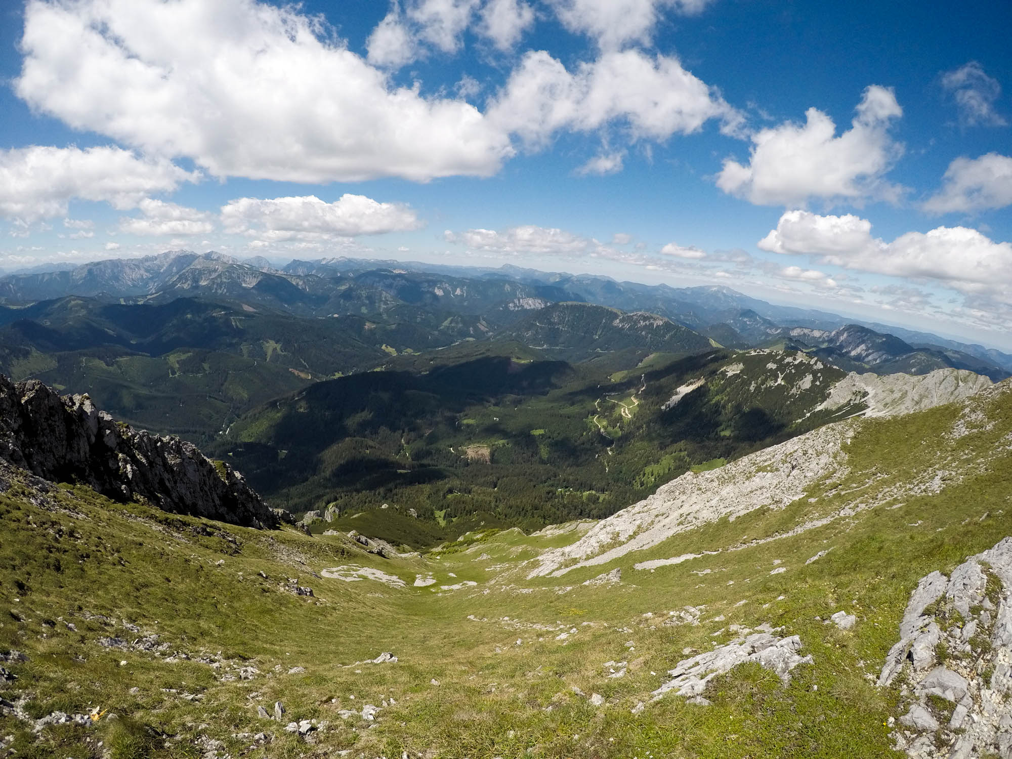 Pohľad na západnú stranu. Najbližšie vrcholy Hochswab, Dürrenstein, Ötscher