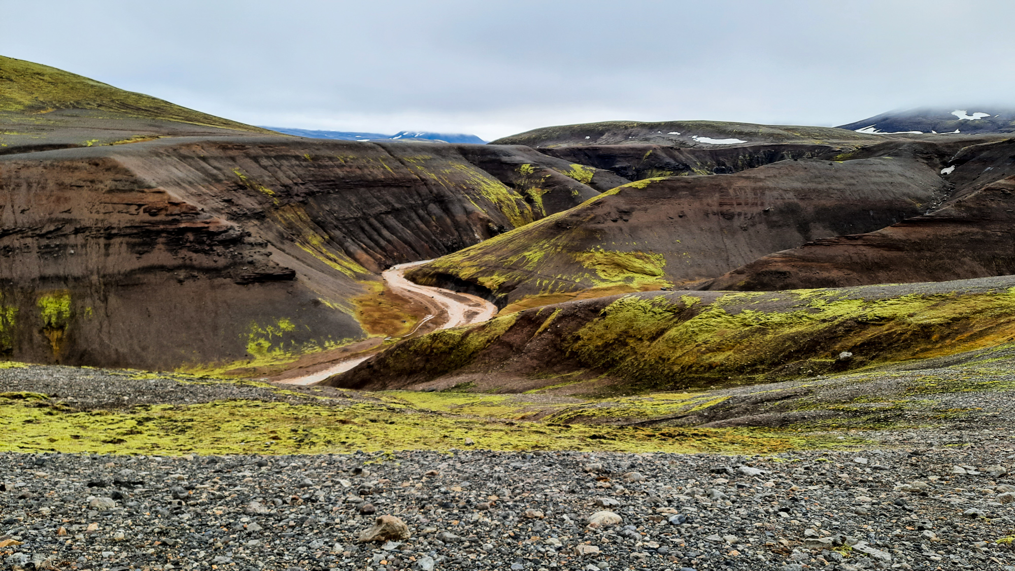 Začiatok cesty vedie ponad rieku Ásgarðsá.