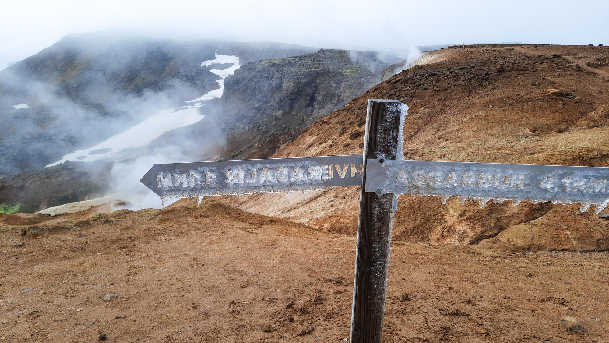 Približne po 4 km cesta vyústí nad dolinou, kde sa dá prejsť okruh.