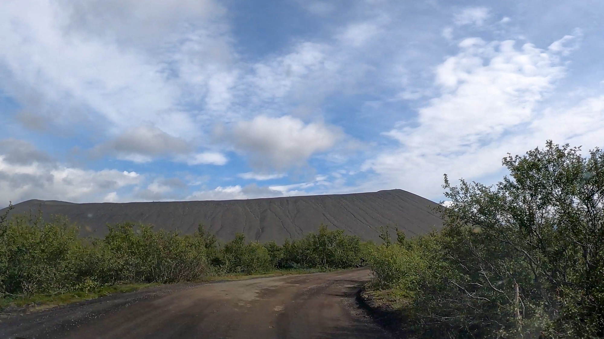 Príchod po ceste a pohľad na kráter Hverfjall z auta.