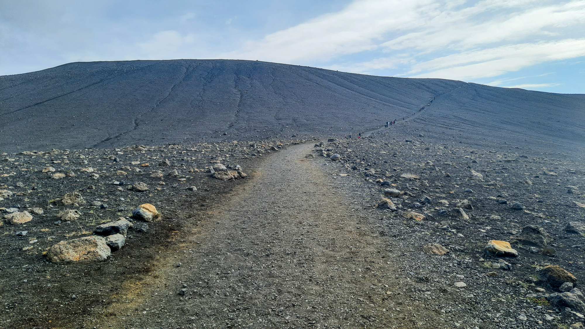 Výstupová cesta na kráter vedie od parkoviska.