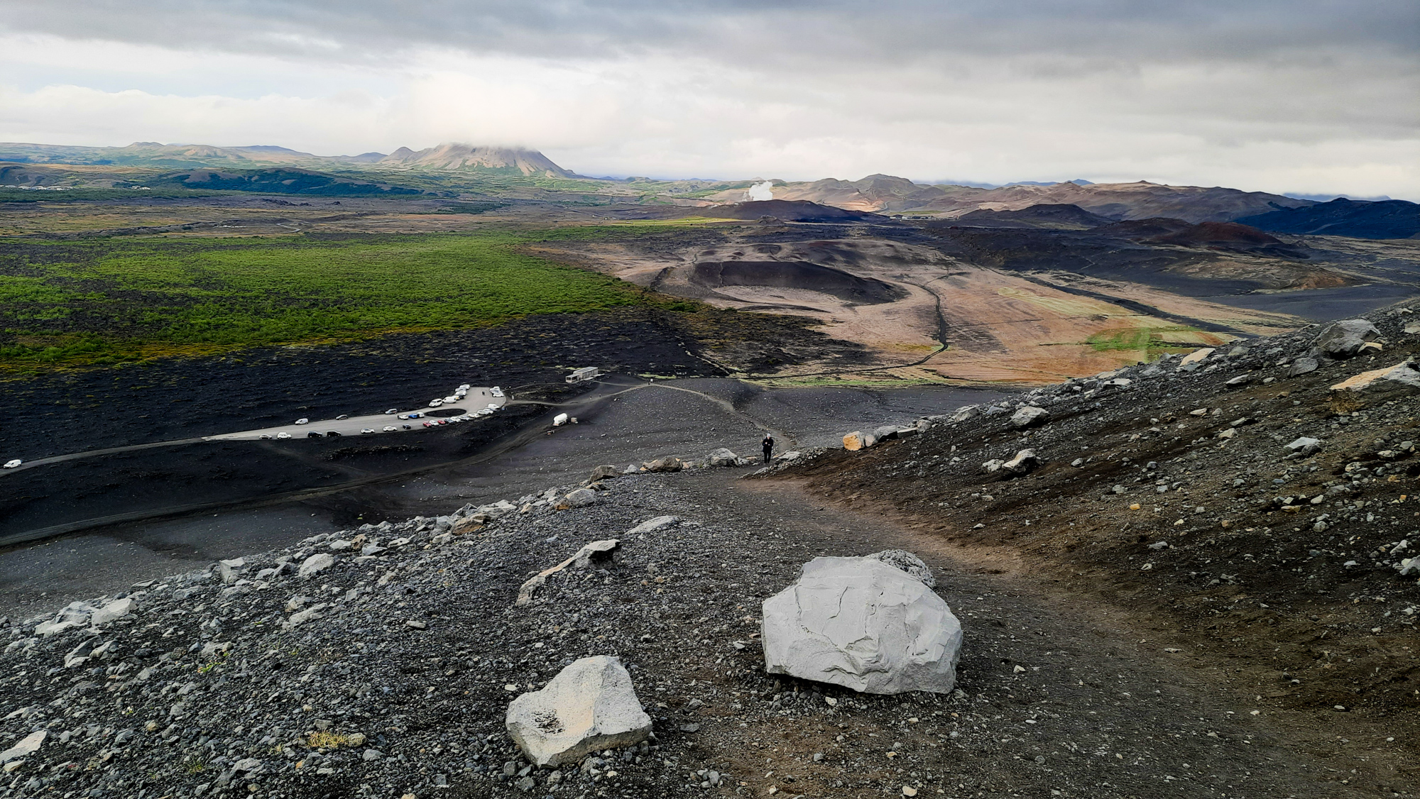 Pohľad dole na parkovisko pri výstupe na Hverfjall.