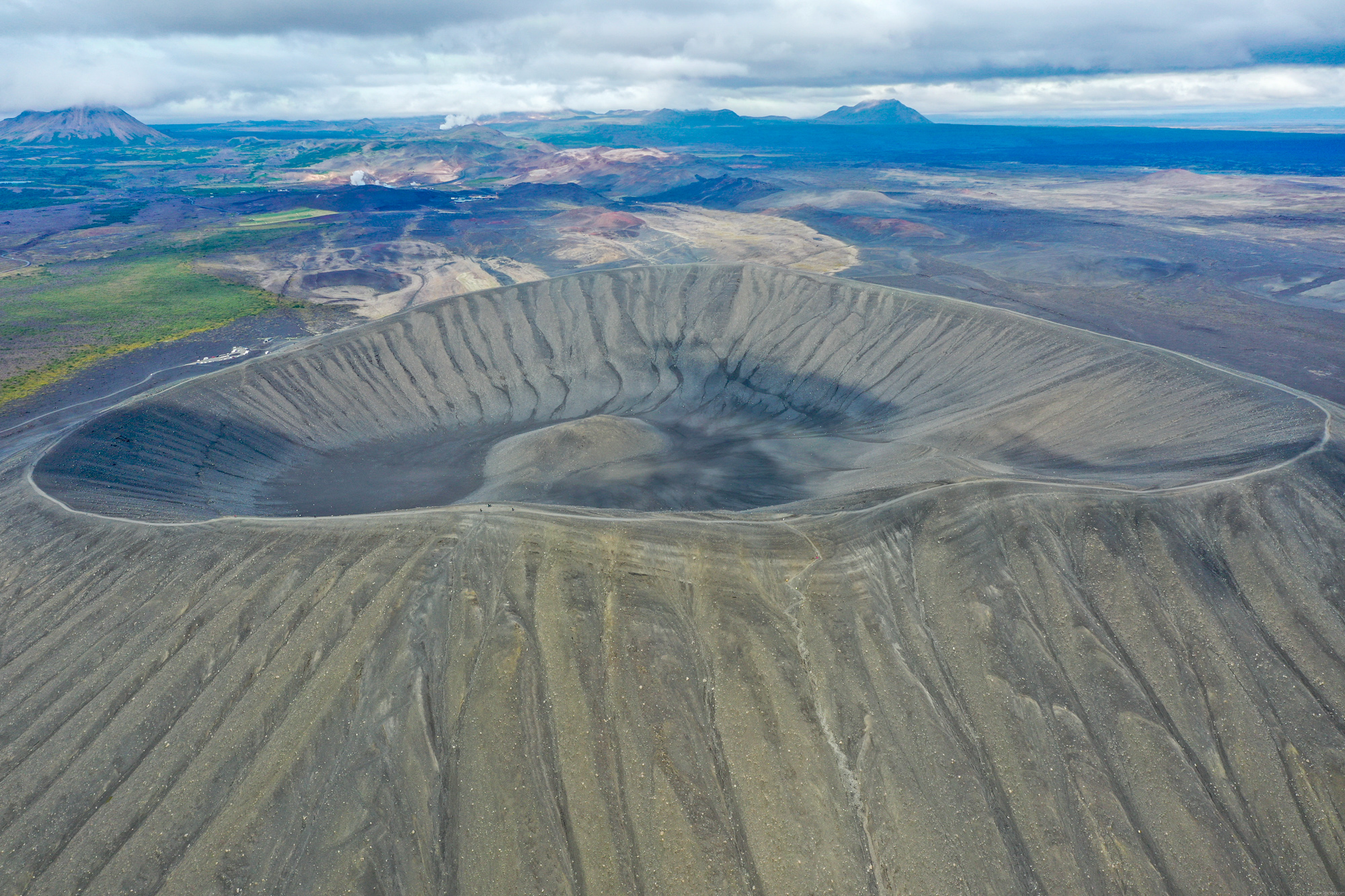 Kráter Hverfjall má obvod približne 3,2 km a priemer približne 1 km.