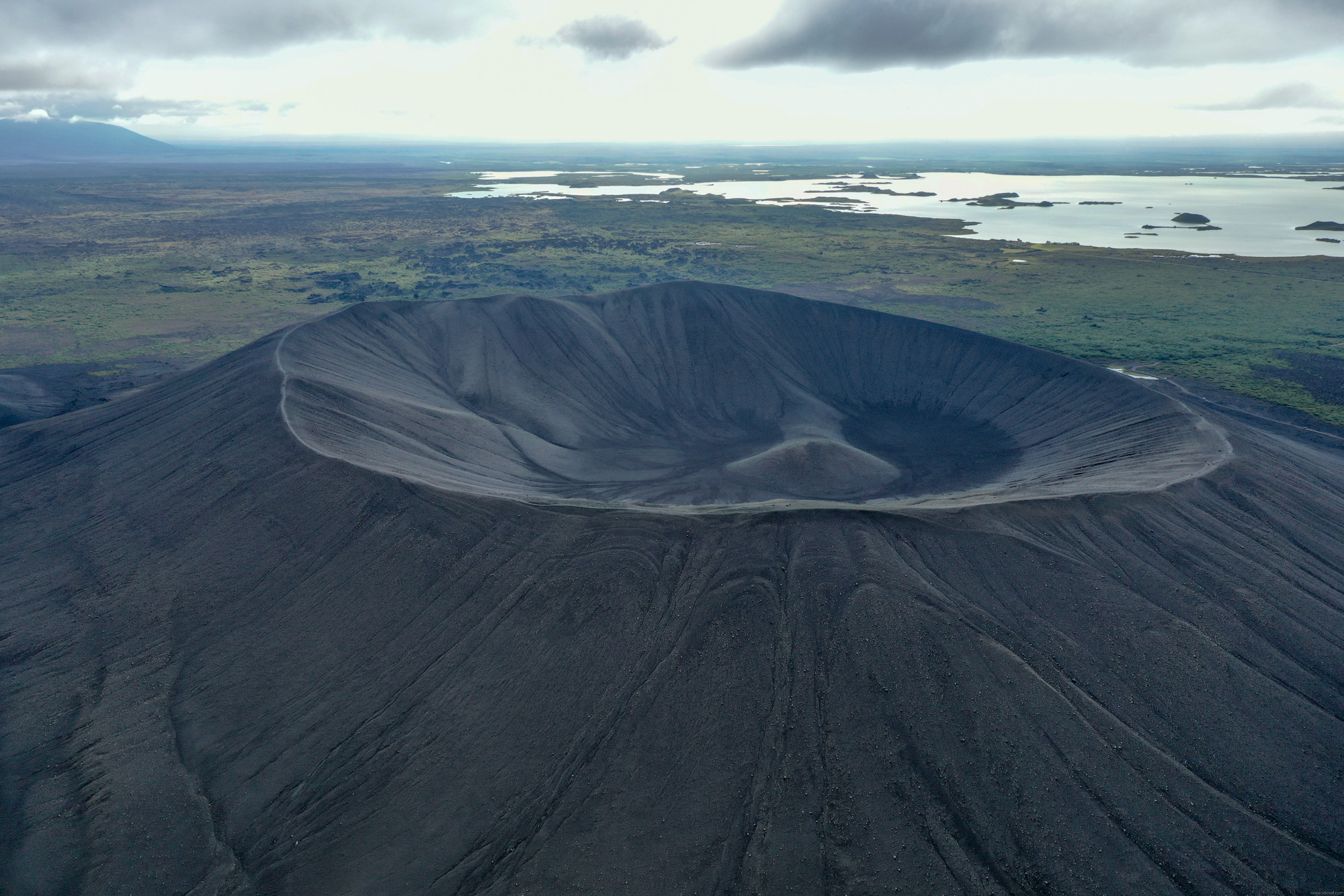 Hverfjall bol vytvorený výbušnou erupciou, keď sa podzemná voda stretla s horúcou magmou.