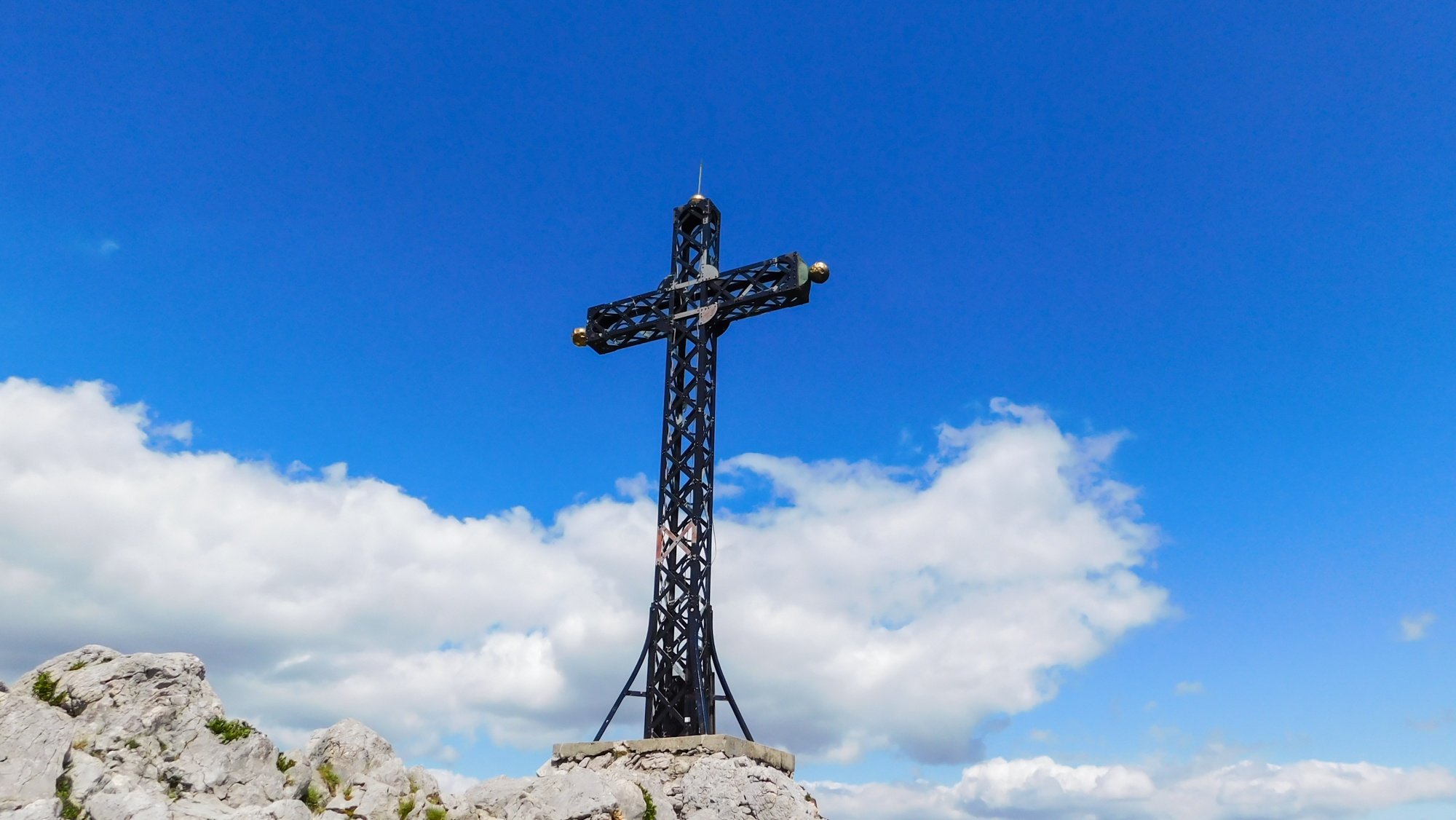 Kríž Františka Jozefa na vrchole Katrin.