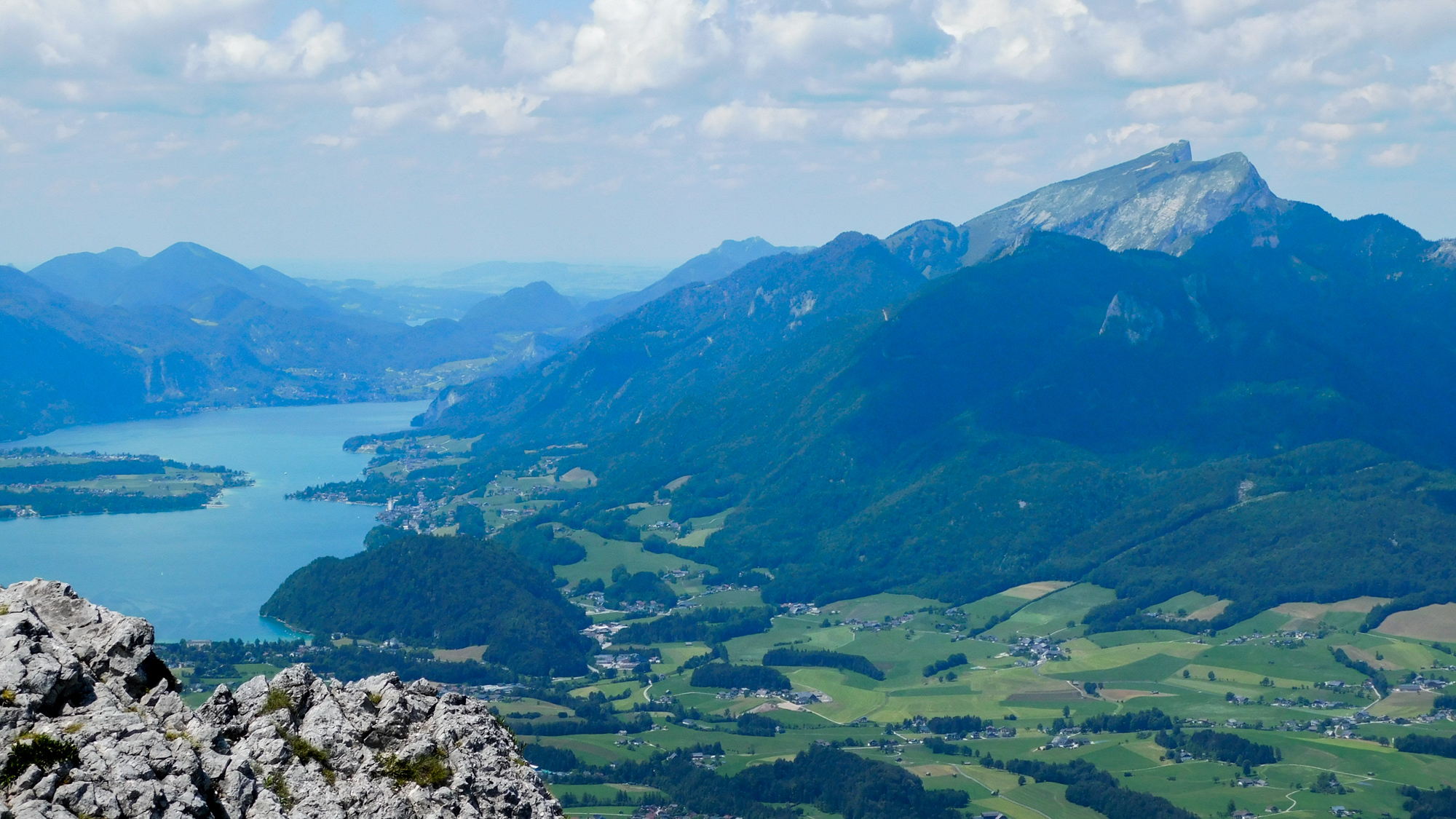 Výhľad na vrch Schafberg a jazero Wolfgangsee.