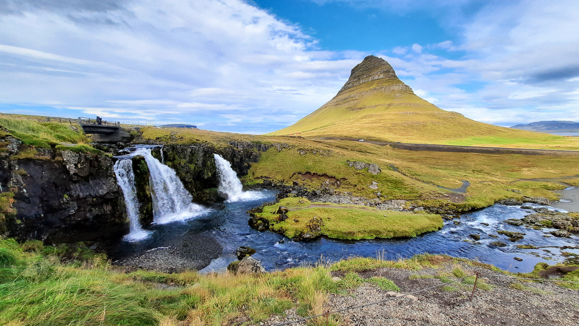 Vodopády Kirkjufellsfoss a vrch Kirkjufell.