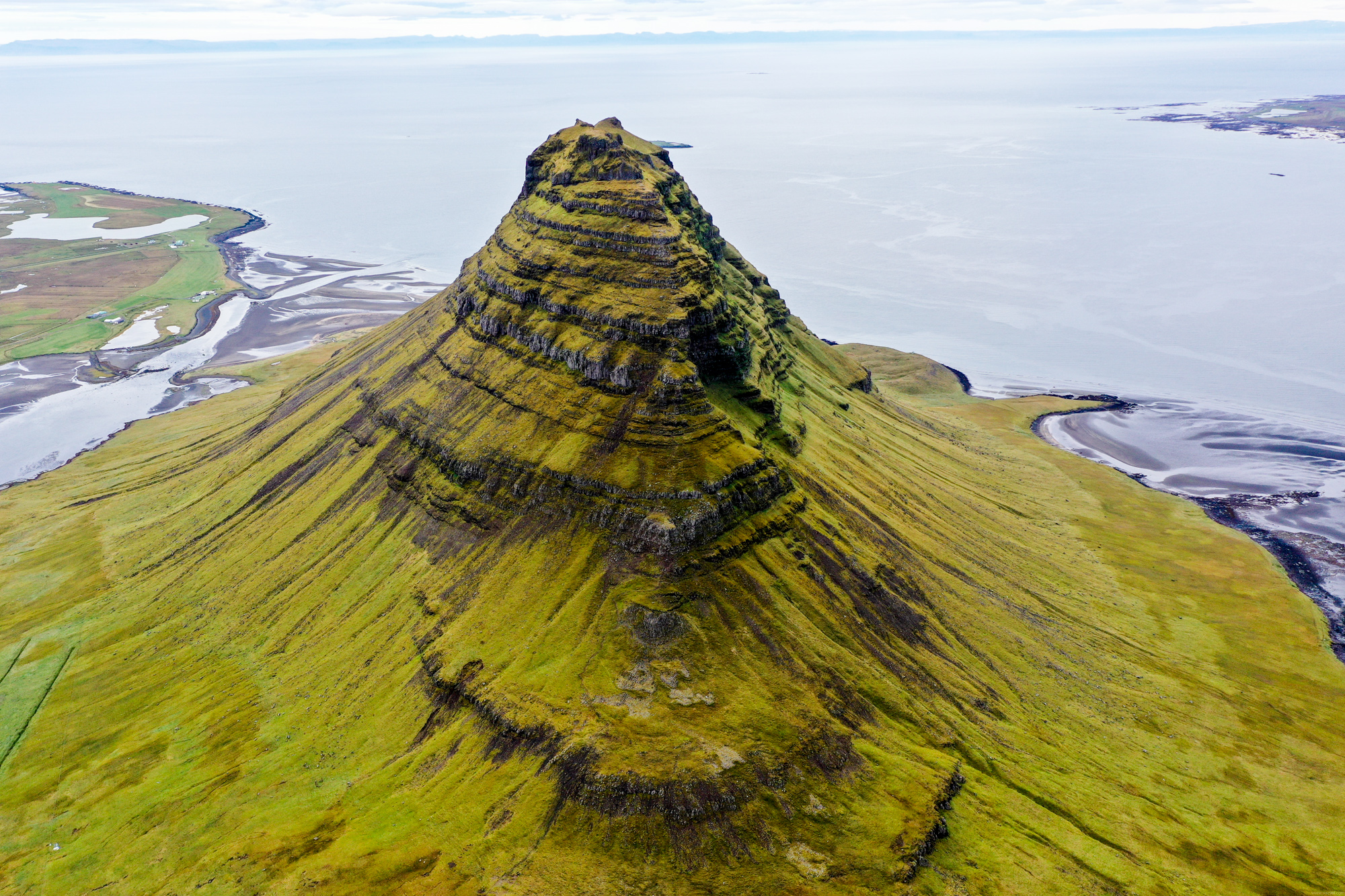 Letecký pohľad na horu Kirkjufell.