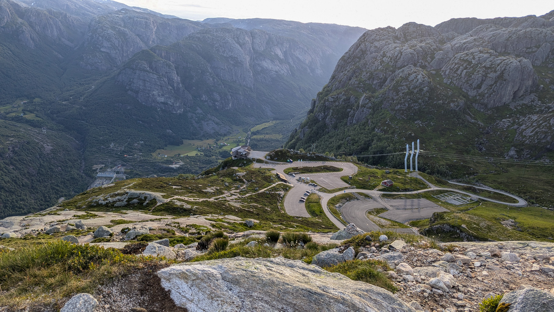 Začiatok túry na Kjeragbolten pri turistickom centre Øygardstøl. Parkovisko sa nachádza v nadmorskej výške približne 640 m a predstavuje východiskový bod pre väčšinu turistov.
