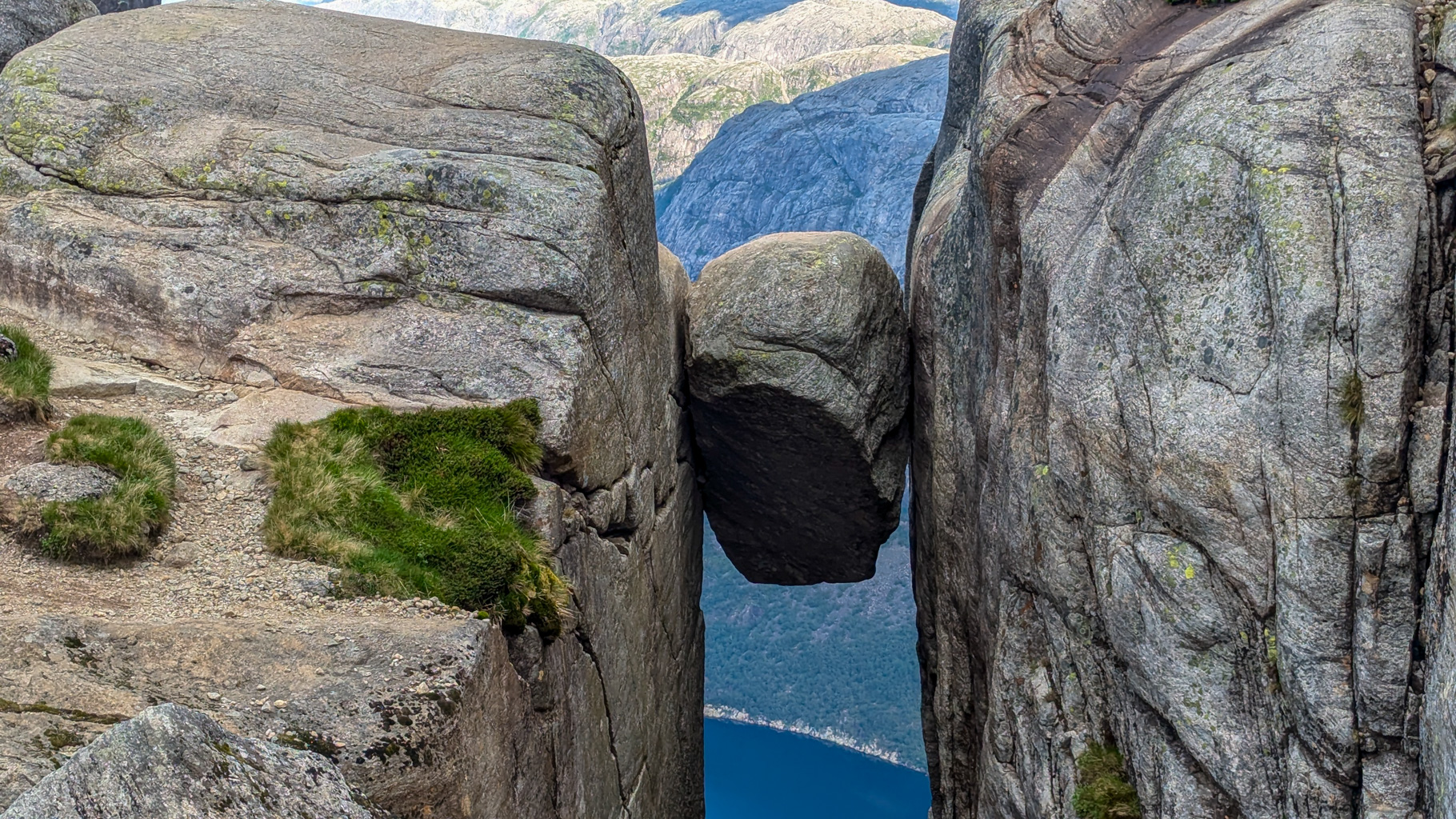 Kjeragbolten – ikonický balvan zakliesnený vo výške 984 m nad Lysefjordom. Patrí medzi najznámejšie nórske turistické atrakcie.