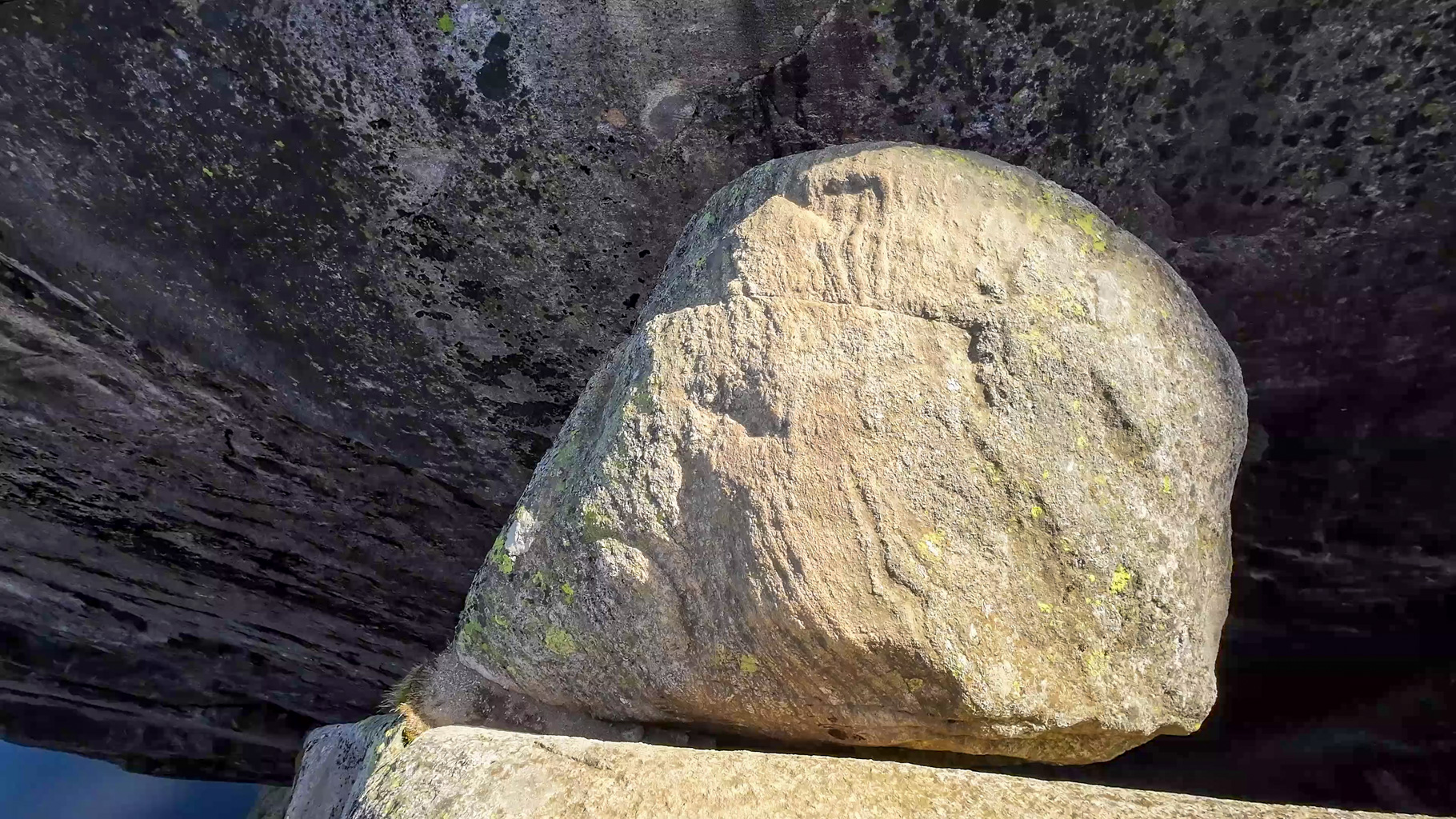 Detail spodnej časti balvanu Kjeragbolten. Medzera pod ním je hlboká niekoľko stoviek metrov.