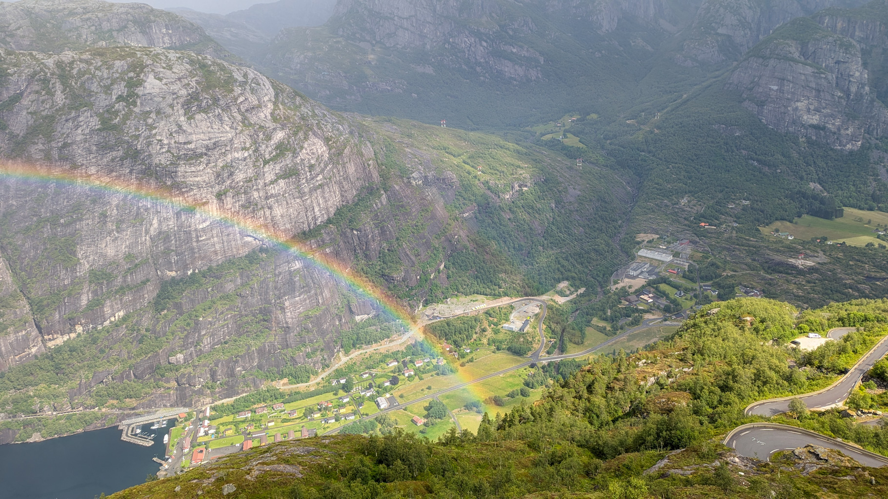 Dúha nad Lysefjordom a dedinkou Lysebotn. Táto oblasť je známa prudkým klesaním serpentín a výhľadom z vyhliadkovej plošiny Ørneredet.