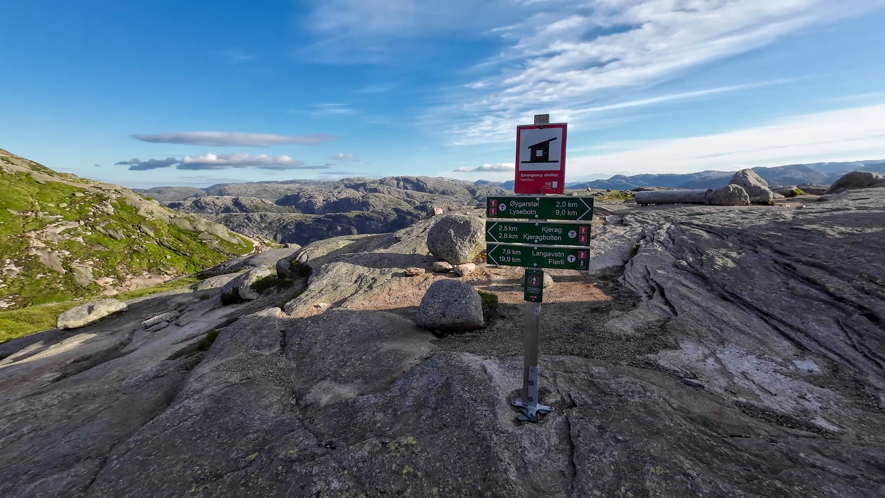 Turistický smerovník v oblasti Kjeragu ukazuje vzdialenosti k viacerým cieľom – Kjeragbolten, Lysebotn, Flørli a ďalším.