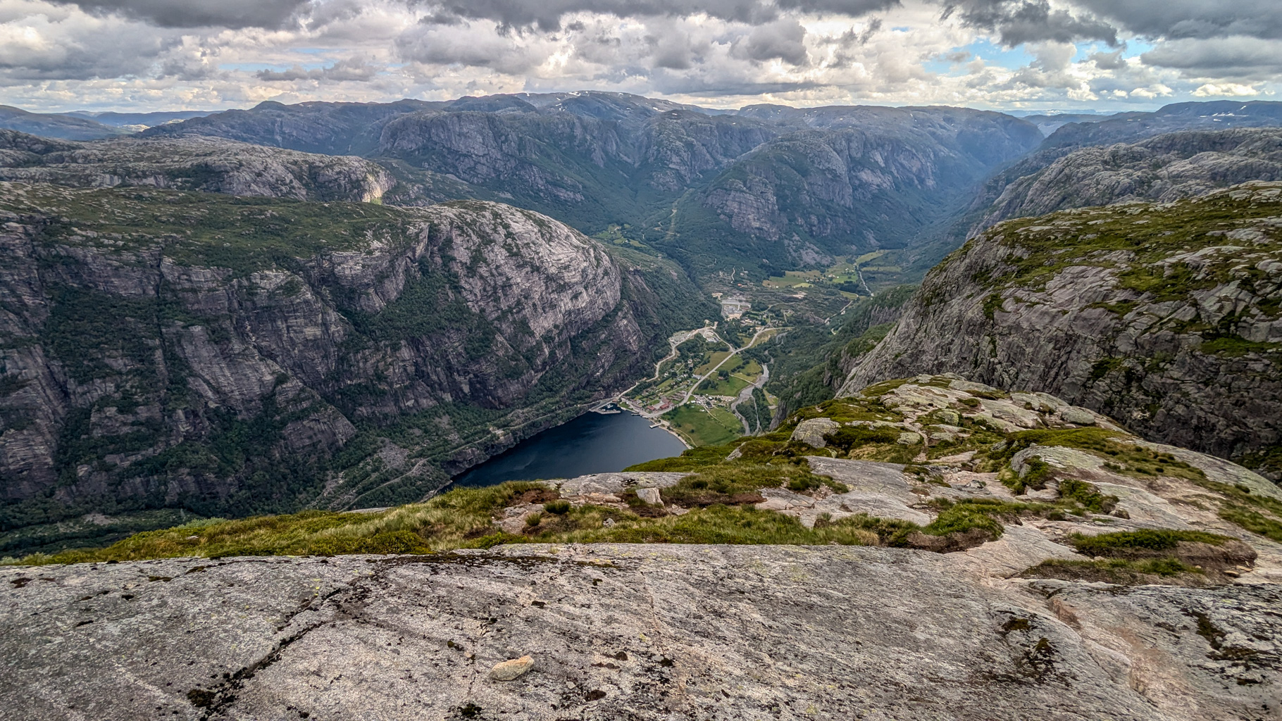 Pohľad späť do doliny Lysebotn a prístavisko trajektu. Výškový rozdiel medzi fjordom a vrcholom je vyše 1000 metrov.