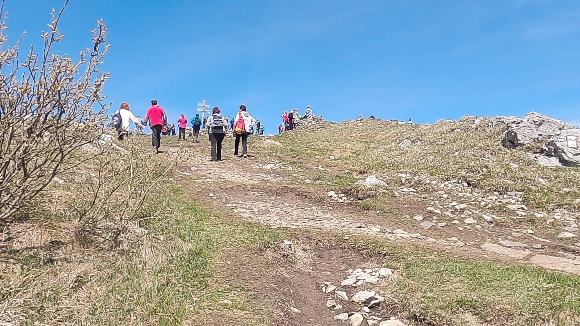 Kľak je navštevovaný a ľahko dostupný vrchol, treba počítať so zvýšeným počtom turistov.