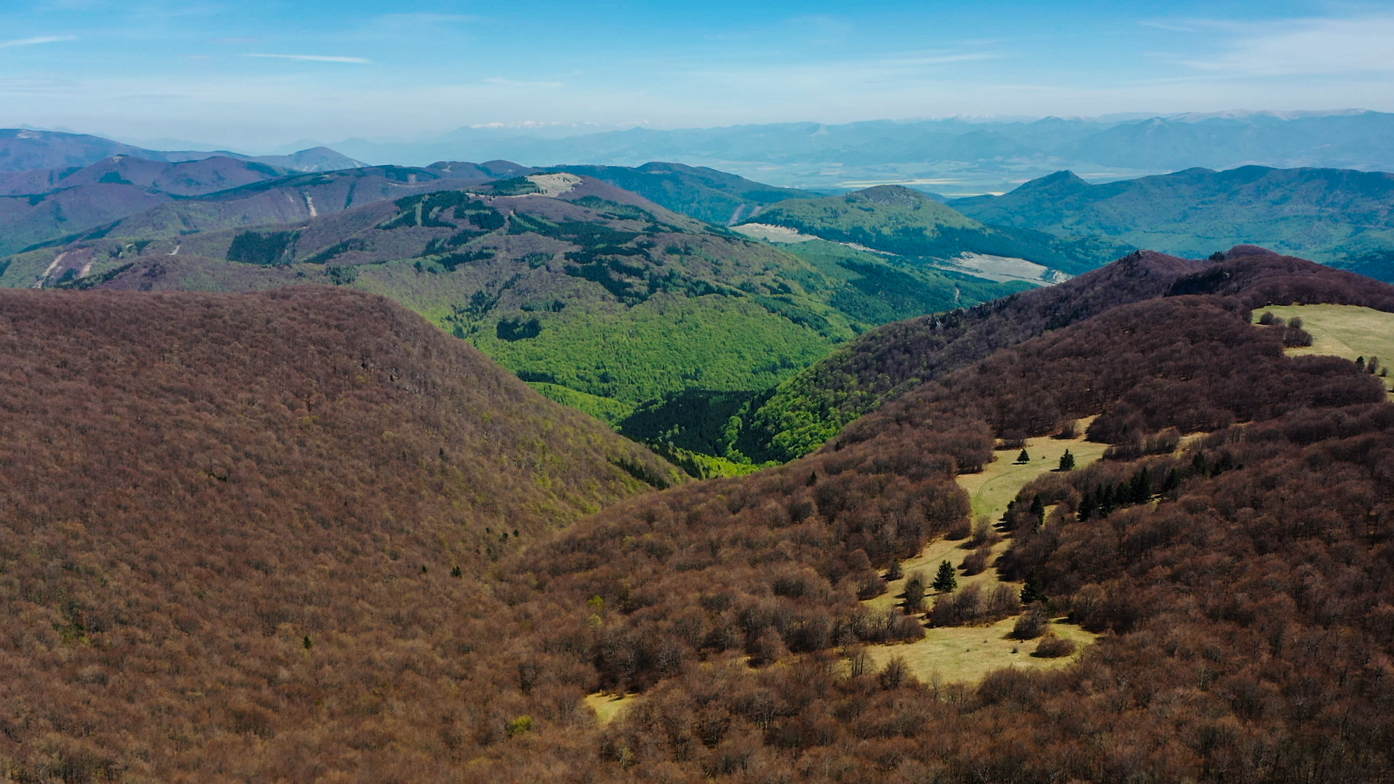Z Kľaku je v diaľke vidno aj Nízke, Západné a Vysoké Tatry. Pohľad na severo-východ.