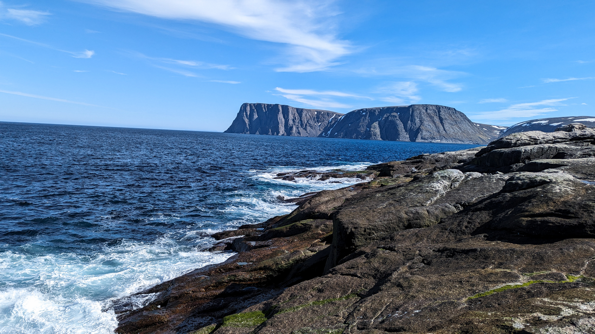 Dramatické pobrežie s výhľadom na oceán a útesy Nordkapp v plnej kráse.