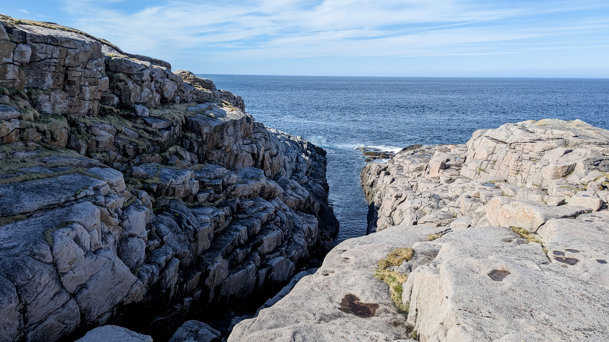 Úzky kaňon ústiaci do Nórskeho mora – pôsobivý geologický jav v oblasti Knivskjellodden.