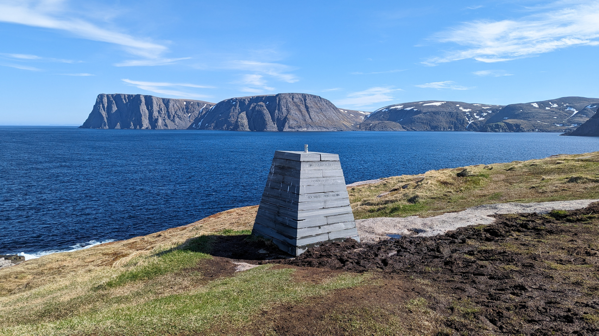 Betónový monument označujúci najsevernejší bod pevninskej Európy – cieľ túry.