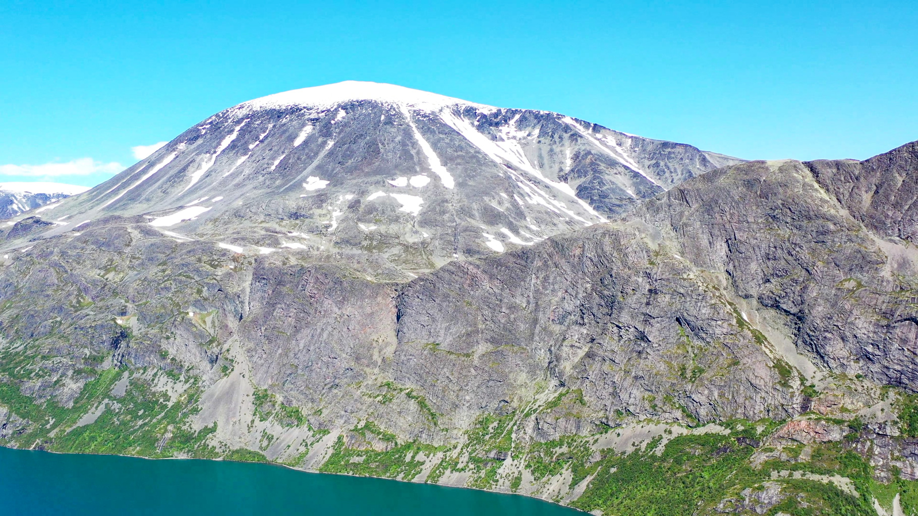 Masív Besshø (2 258 m n. m.) dominuje výhľadu z hrebeňa Knutshø. Vrchol je populárnym cieľom v oblasti Jotunheimen.