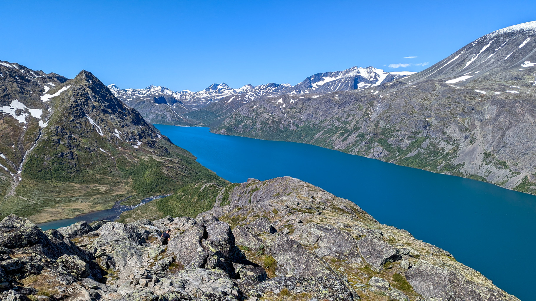 Jazero Gjende, ľadovcového pôvodu, v pozadí s vrchmi NP Jotunheimenu Surtningssue a Sørtoppen.