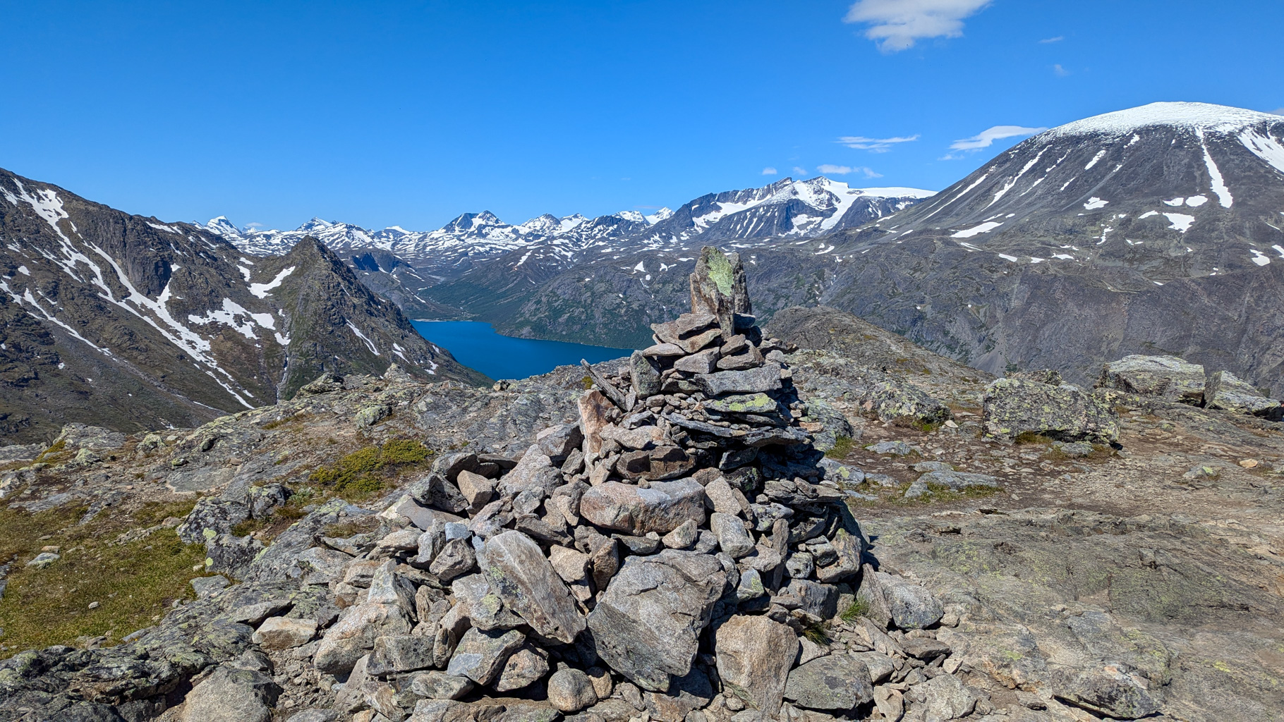 Pyramída z kameňov označujúca vrchol Knutshøe (1517 m).