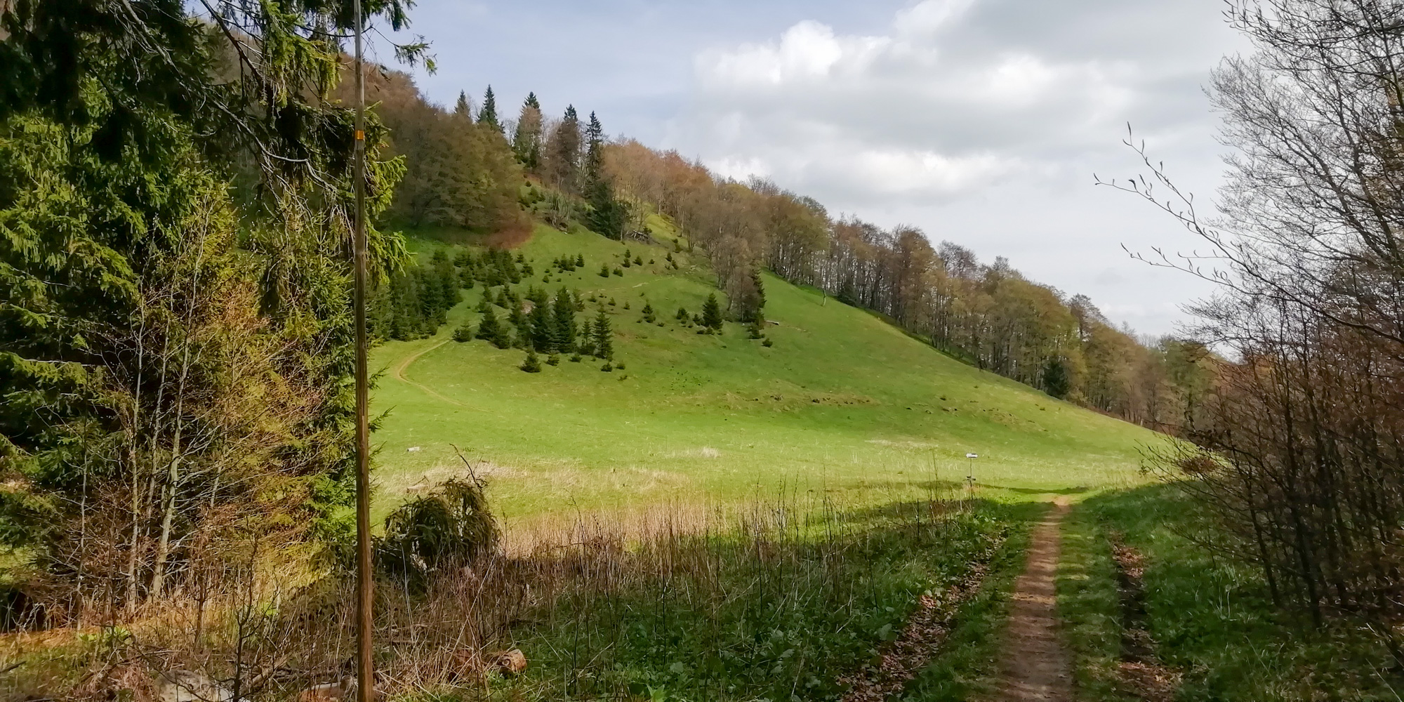 Výstup na vrch Kečka z časti Štrosy.