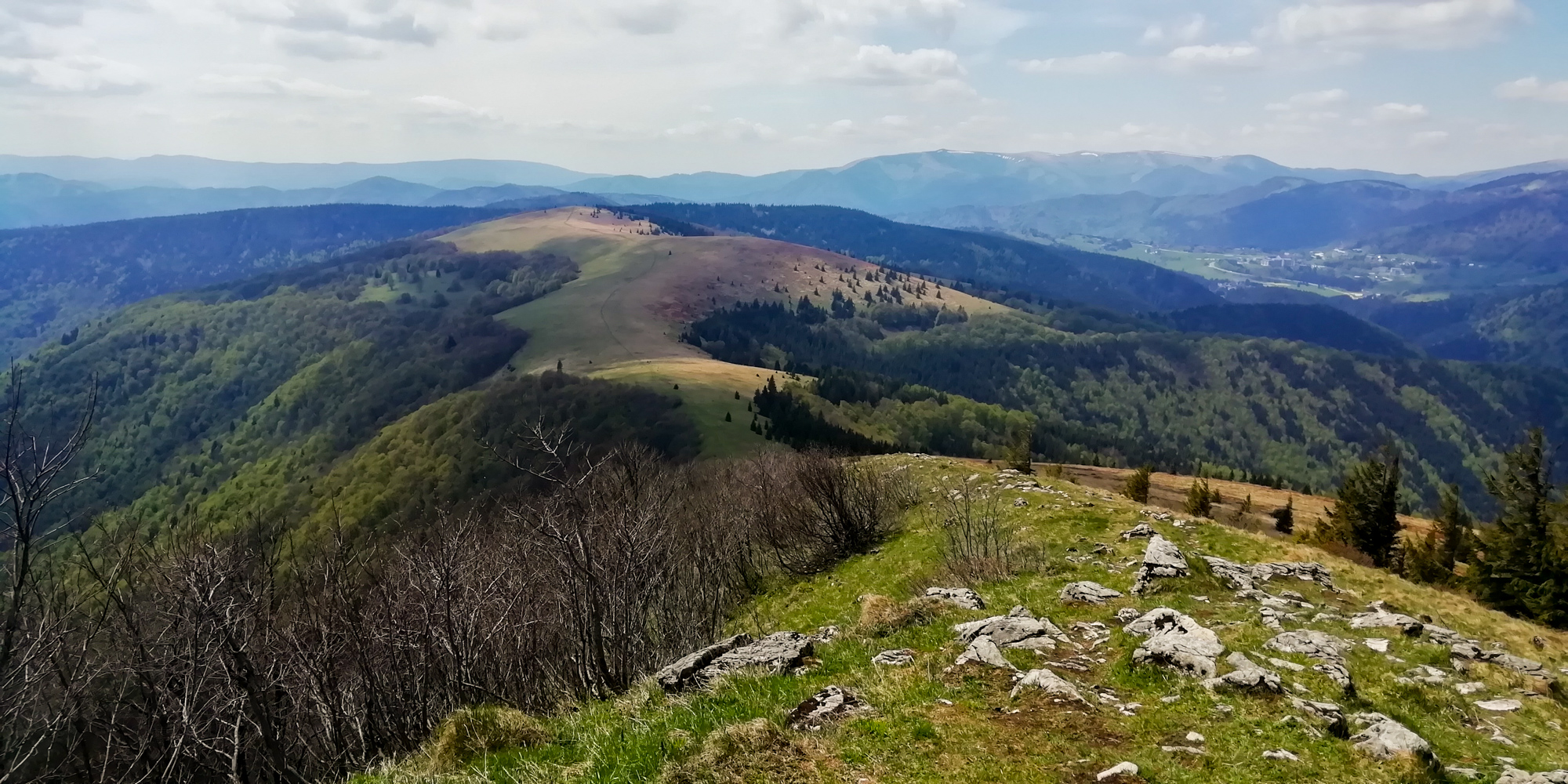 Pohľad z Kozieho chrbta na Kečku a Donovaly