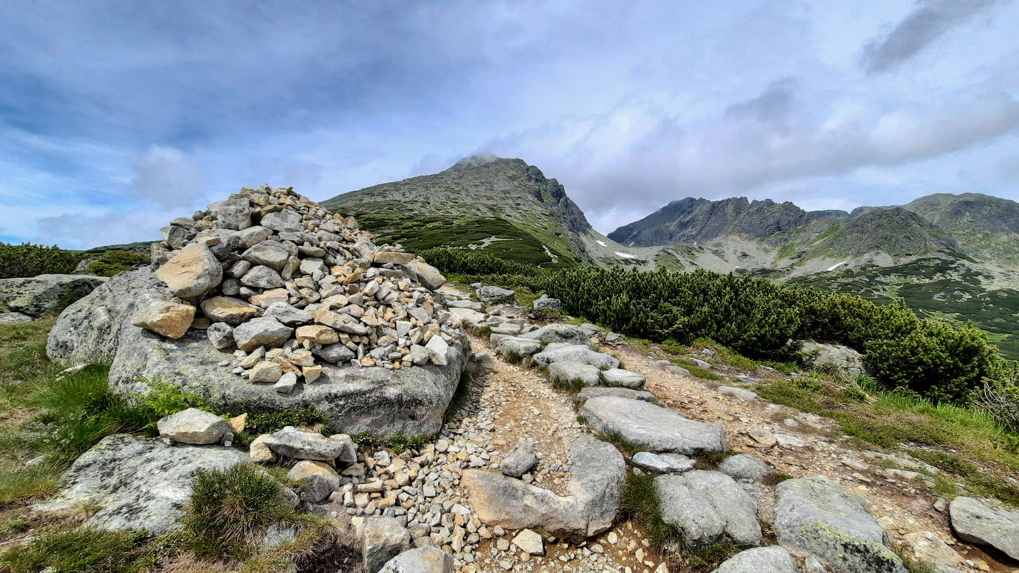 Cesta podľa turistickej značky na vrchol Kriváňa trvá 4:30 h a meria 10,4 km.