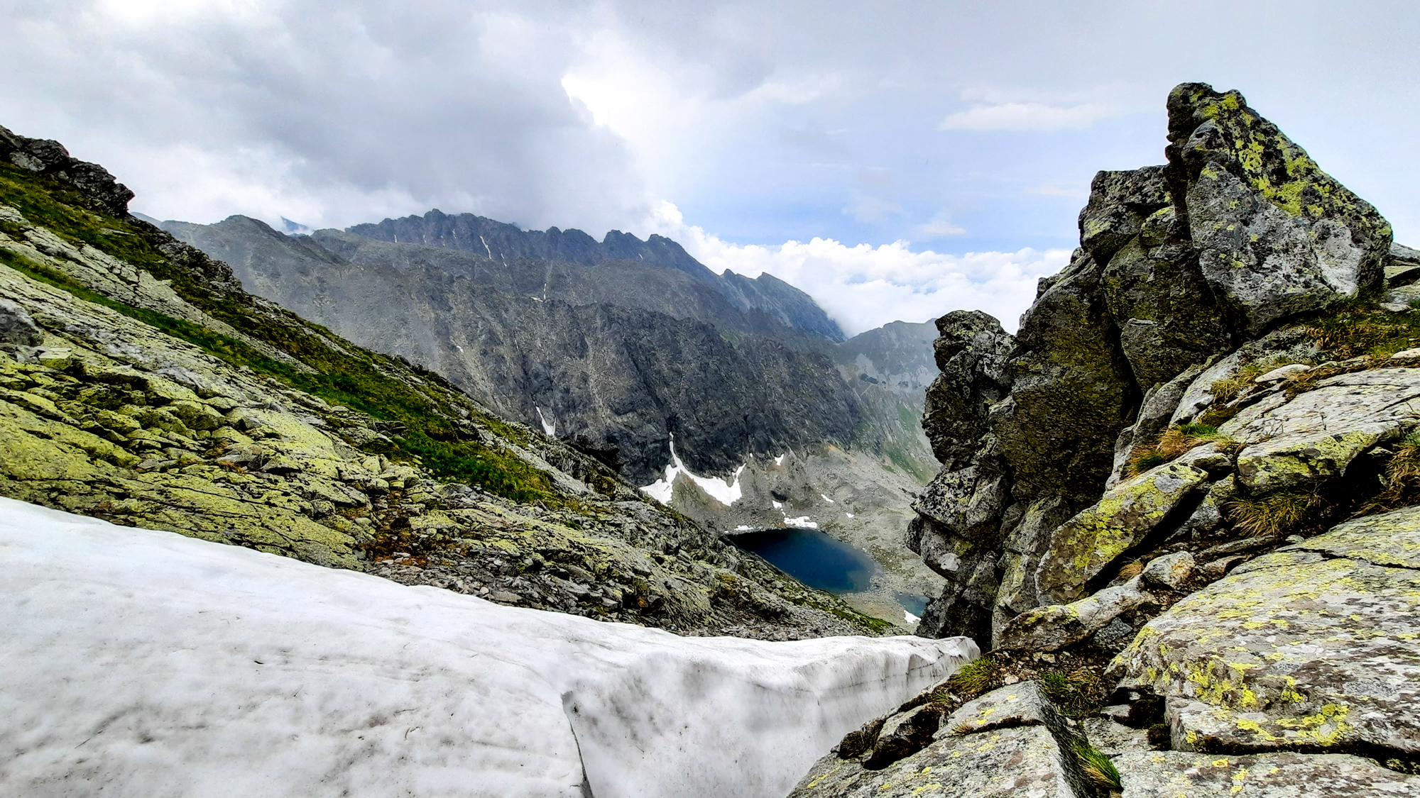 Pohľad z cesty na Krivánske Zelené pleso.