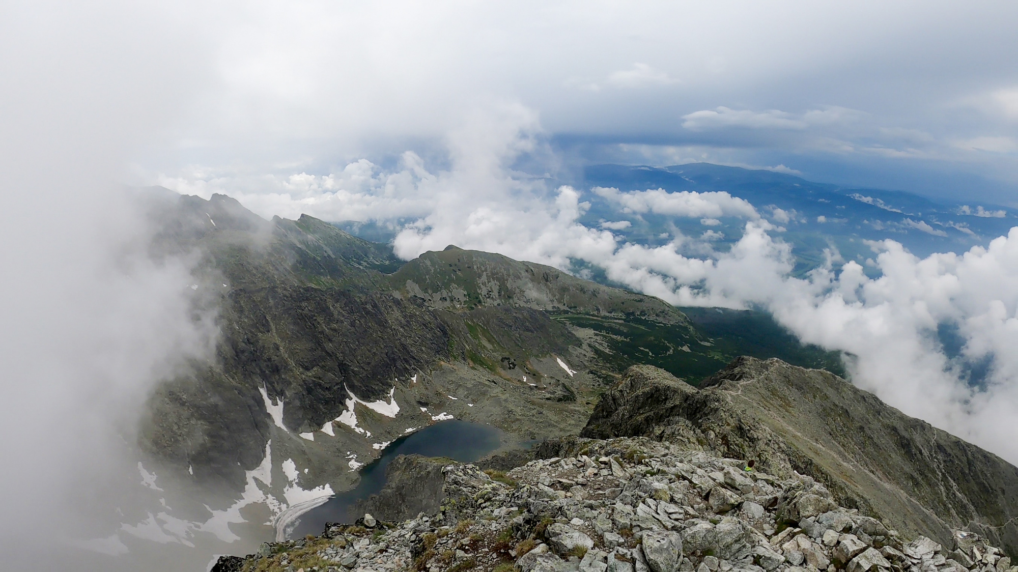 Pohľad z Kriváňa do Važeckej doliny a na Krivánske Zelené pleso.