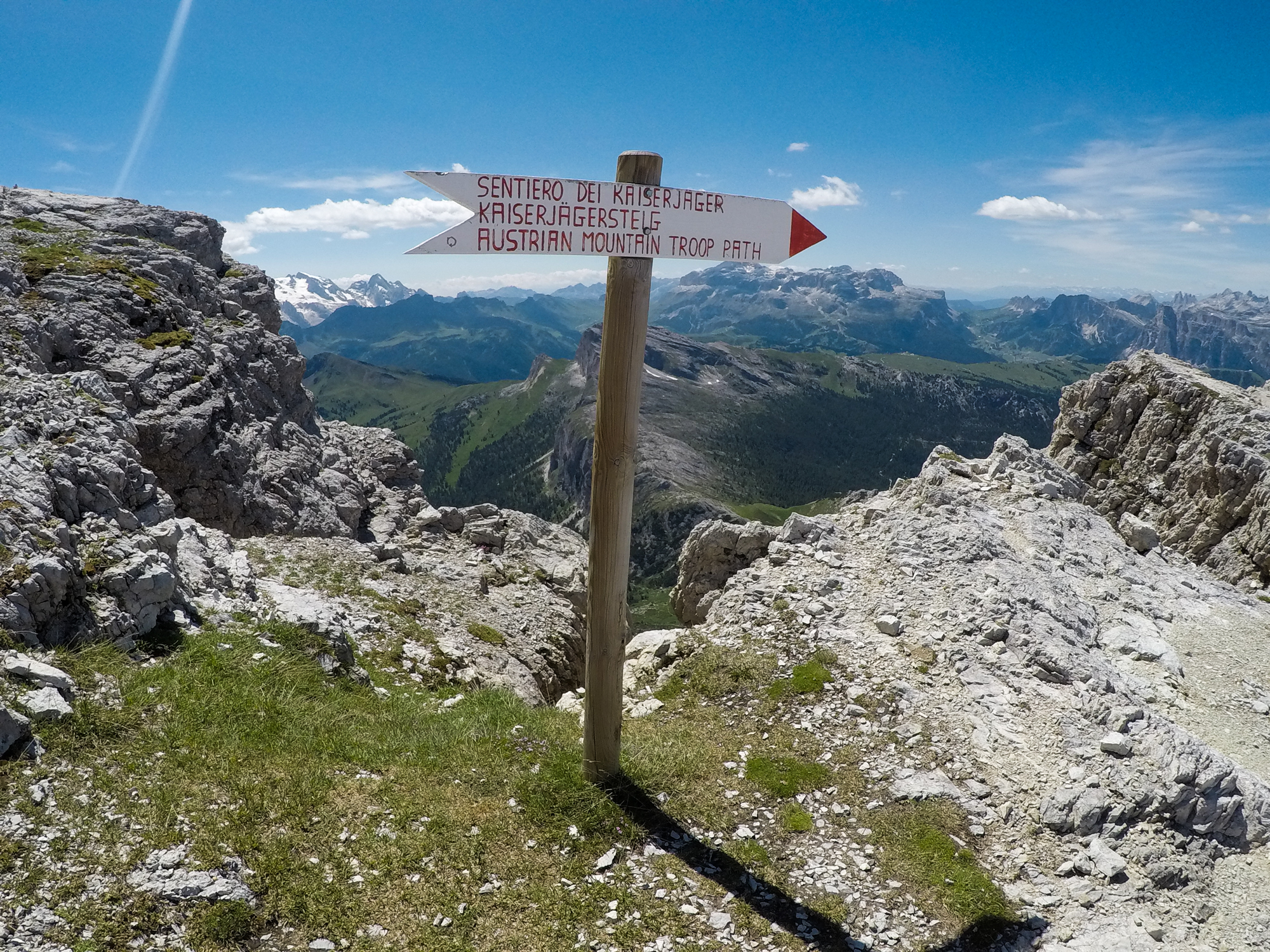 Hrebeň vrchola bol do 1. svetovej vojny hranicou medzi Rakúsko-Uhorskom a Talianskom.