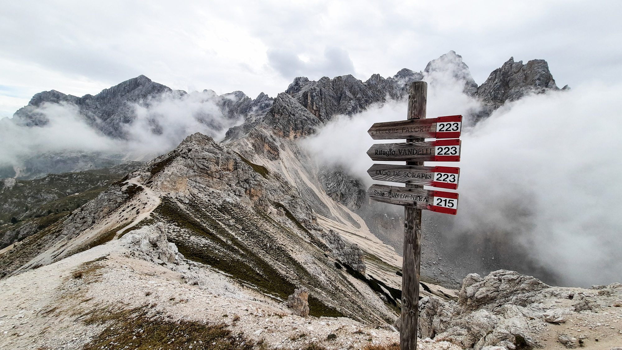 Rázcestník z Monte Faloria k Lago di Sorapis.