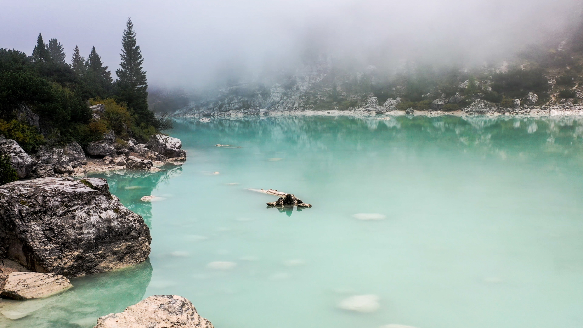 Lago di Sorapis a jeho typická tyrkysová farba.