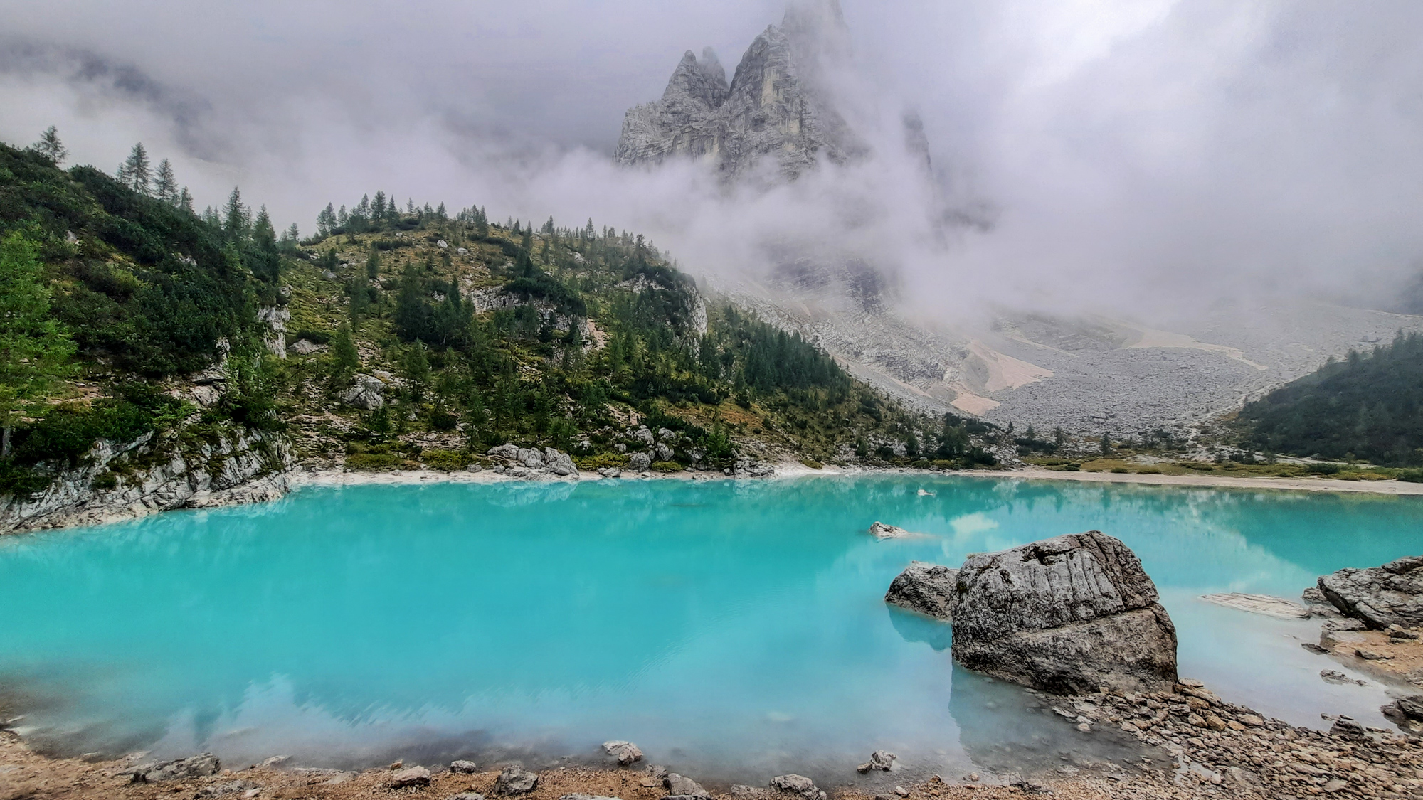 Čerstvo po daždi. Lago di Sorapis a nad ním Dito di Dio.