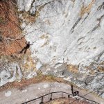 Foto 10: Môj tieň premietnutý na skalnú stenu pri prechode lanovým mostom nad chodníkom