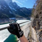 Foto 12: Pomalý presun po lanovom moste tvorenom dvoma lanami - spodné na chôdzu a horné na držanie sa