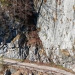 Foto 13: Pohľad na chodník, nad ktorým vedie lanový most - záber na časť tejto via ferraty