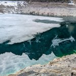 Foto 3: Smaragdová hladina jazera Gosausee s odrazom vrchu Donnerkogel a ľadovou pokrývkou