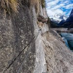 Foto 5: Začiatok via ferraty po skalnej stene priamo nad jazerom Gosausee