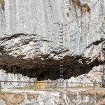 Foto 8: Komplexný pohľad od jazera na lanový rebrík a vystupujúcu časť ferraty nad ním