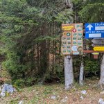 Foto 1: Smerové tabule a značenie pri začiatku trasy na via ferratu Leadership