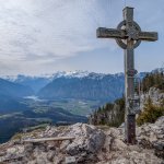 Foto 11: Vrcholový kríž Predigtstuhl s panoramatickým výhľadom na údolie a Dachstein v pozadí