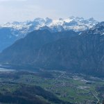 Foto 12: Výhľad z vrcholu na jazero Hallstättersee a zasnežený masív Dachstein