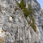 Foto 7: Kovový rebrík vedúci po skalnej stene ferraty Leadership