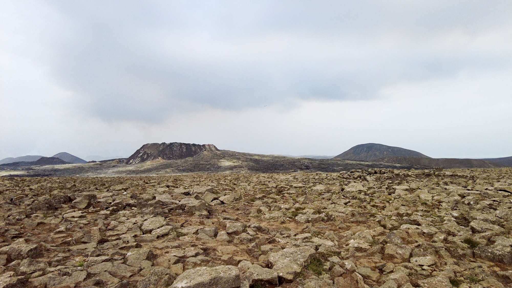 Cesta k sopke Litli-Hrútur vedie vedľa krátera z erupcií z roku 2021.