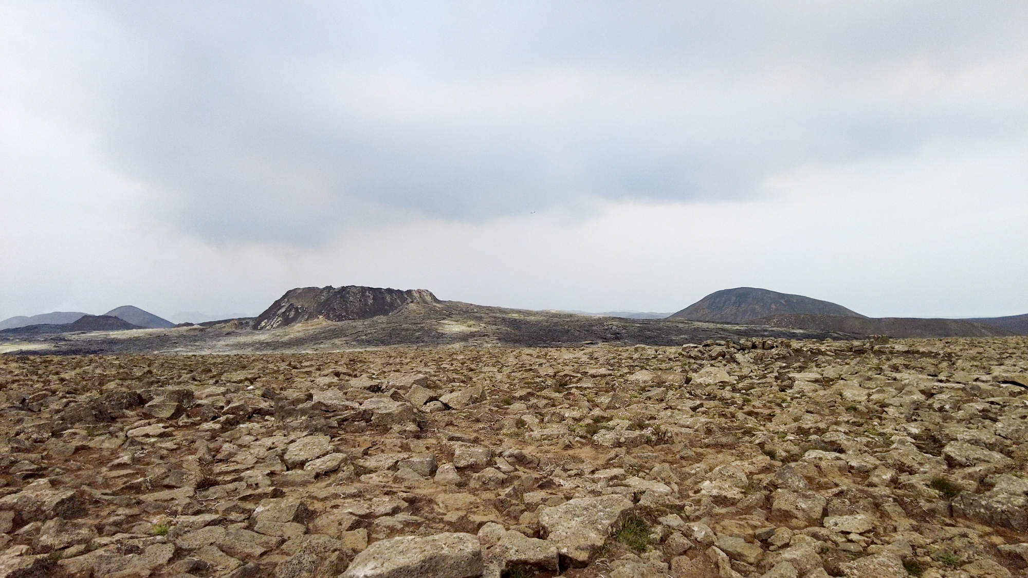 Cesta k sopke Litli-Hrútur vedie vedľa krátera z erupcií z roku 2021.